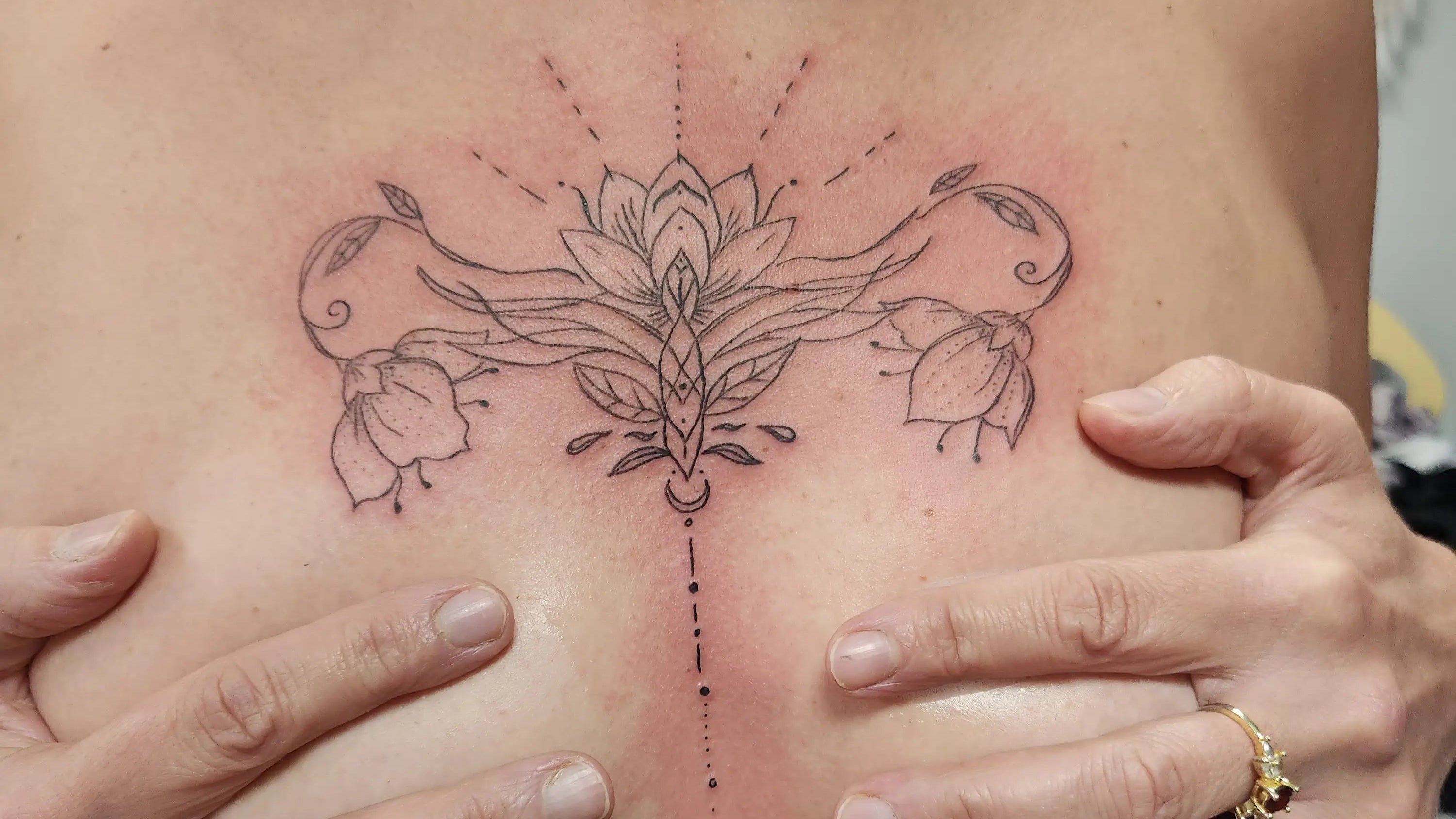 Tatouage énergétique de Chamanue en fine line