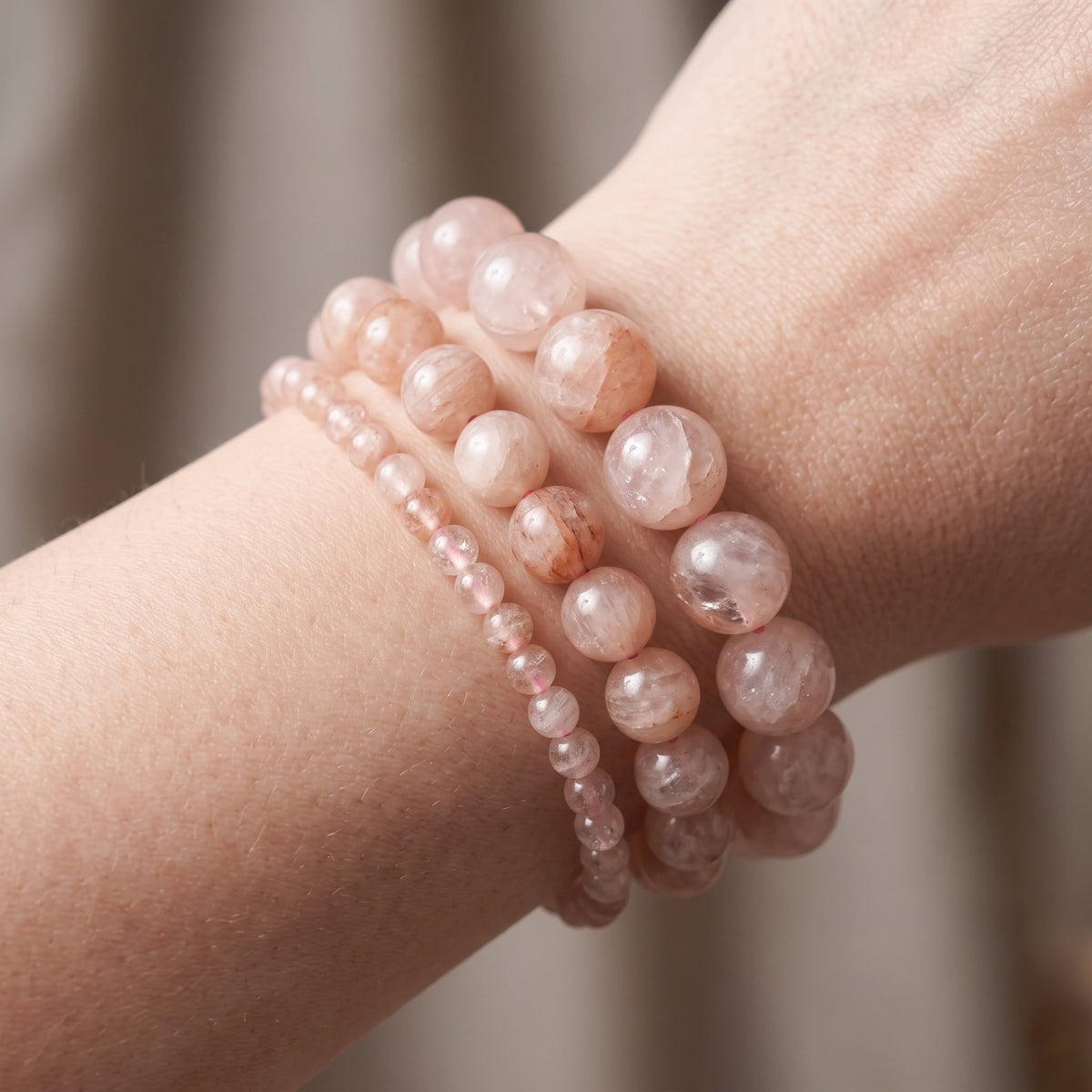 Trois bracelets en morganite de diamètres différents, portés ensemble au poignet - visuel provisoire
