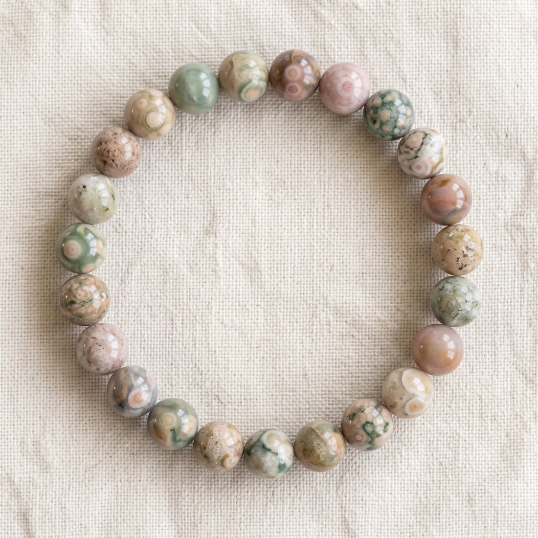 Bracelet en jaspe ocean : perles rondes de pierre naturelle de 8 mm sur elastique, sans interperle (variante temporaire), vu de dessus sur du lin ivoire - visuel provisoire