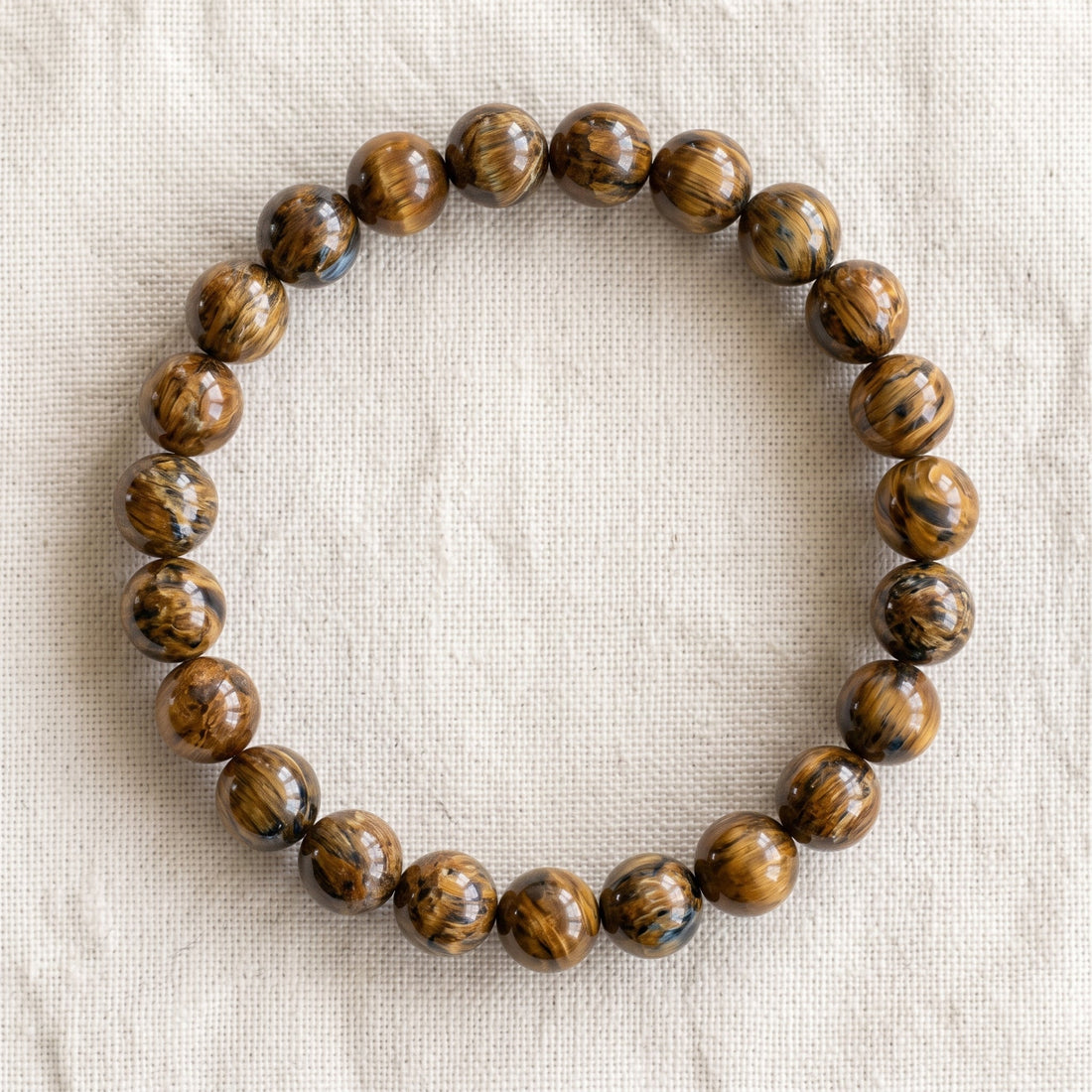 Bracelet en pietersite : perles rondes de pierre naturelle de 8 mm sur elastique, sans interperle (variante temporaire), vu de dessus sur du lin ivoire - visuel provisoire