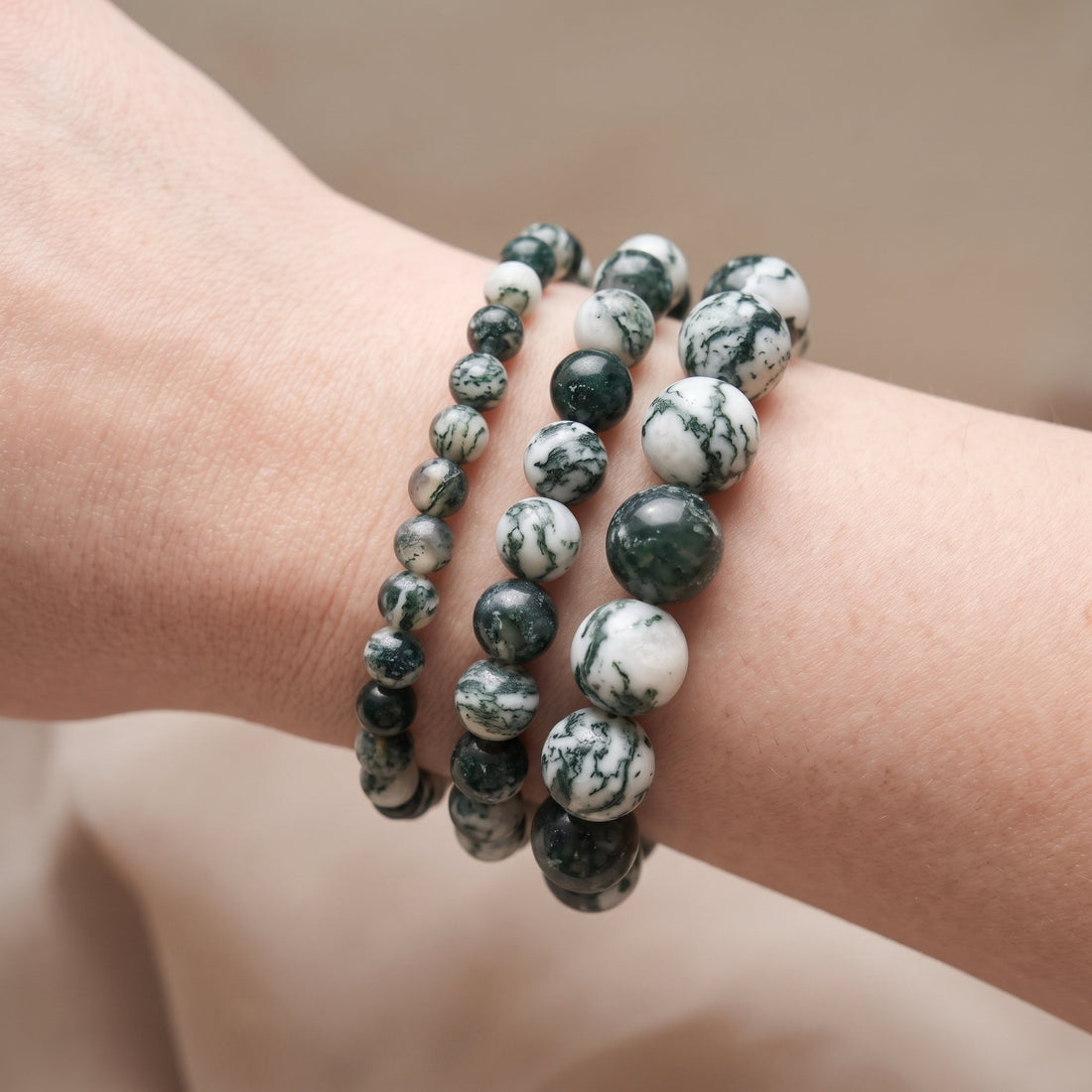 Trois bracelets en agate arbre de diamètres différents, portés ensemble au poignet - visuel provisoire