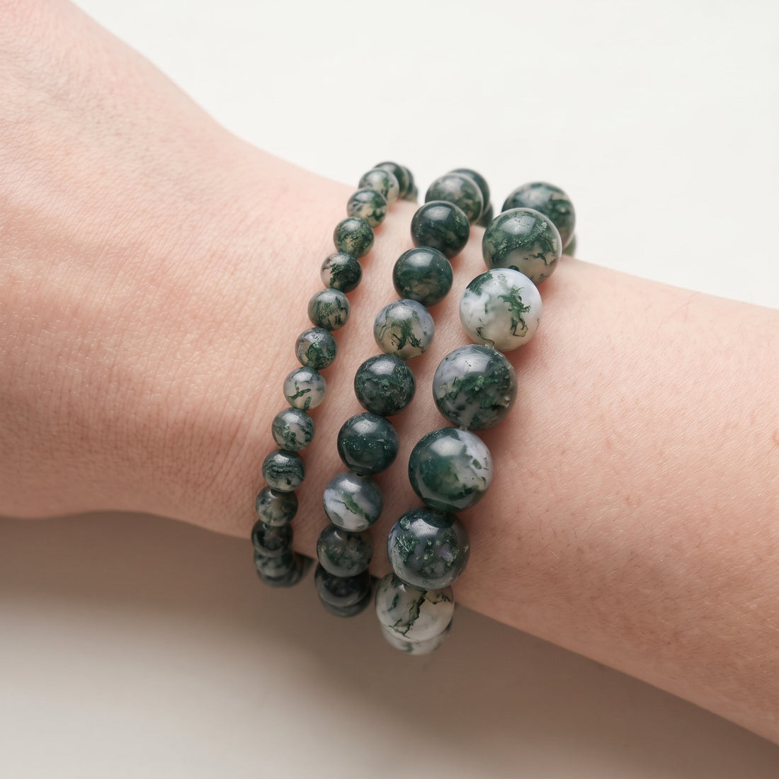 Trois bracelets en agate mousse de diamètres différents, portés ensemble au poignet - visuel provisoire