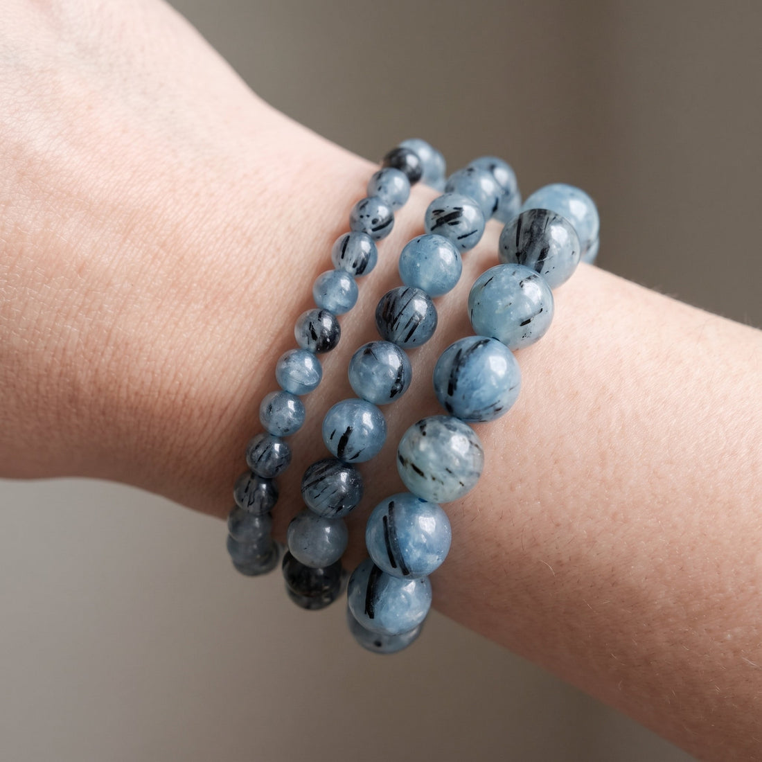 Trois bracelets en aigue marine tourmaline de diamètres différents, portés ensemble au poignet - visuel provisoire