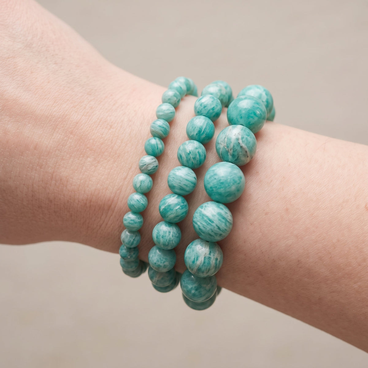 Trois bracelets en amazonite de diamètres différents, portés ensemble au poignet - visuel provisoire
