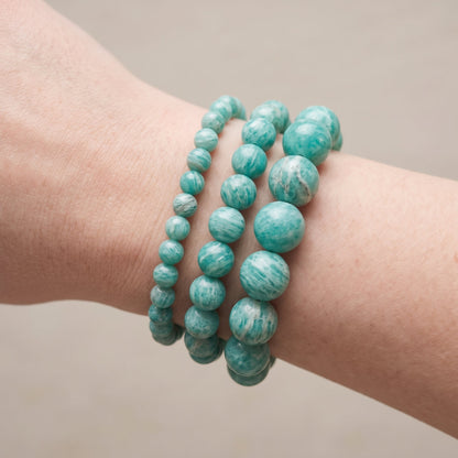 Trois bracelets en amazonite de diamètres différents, portés ensemble au poignet - visuel provisoire