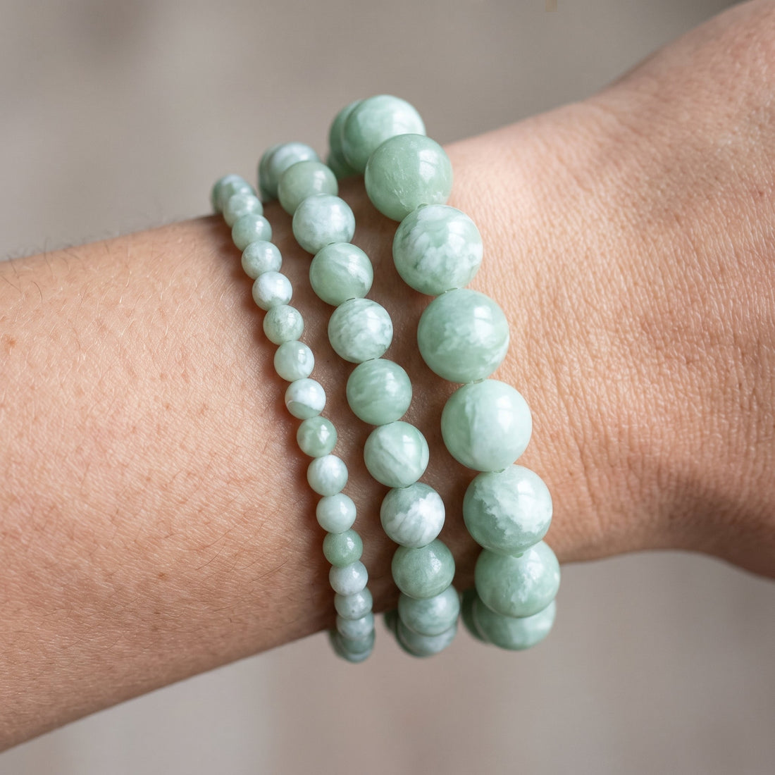 Trois bracelets en angélite verte de diamètres différents, portés ensemble au poignet - visuel provisoire