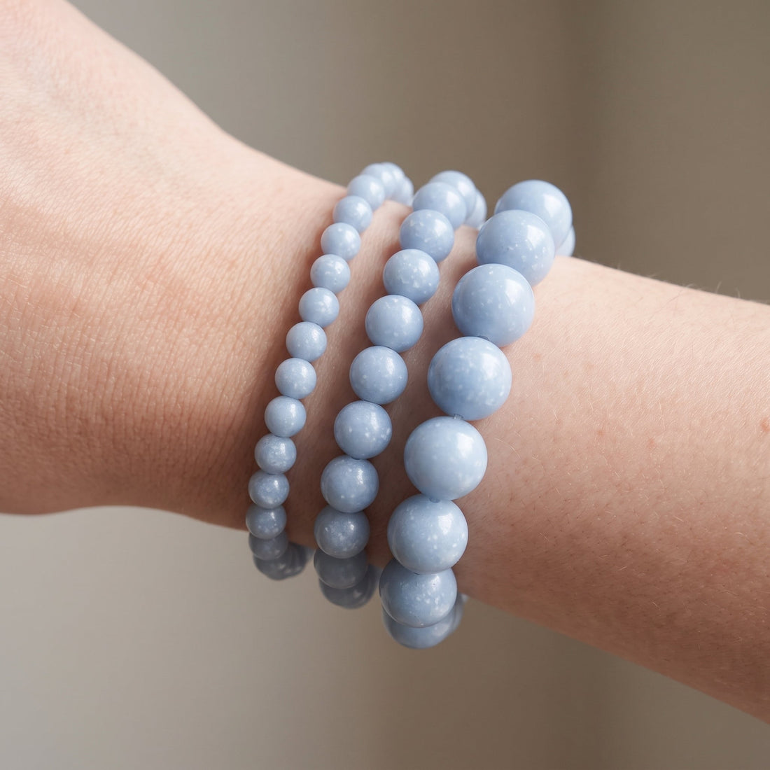Trois bracelets en angélite de diamètres différents, portés ensemble au poignet - visuel provisoire