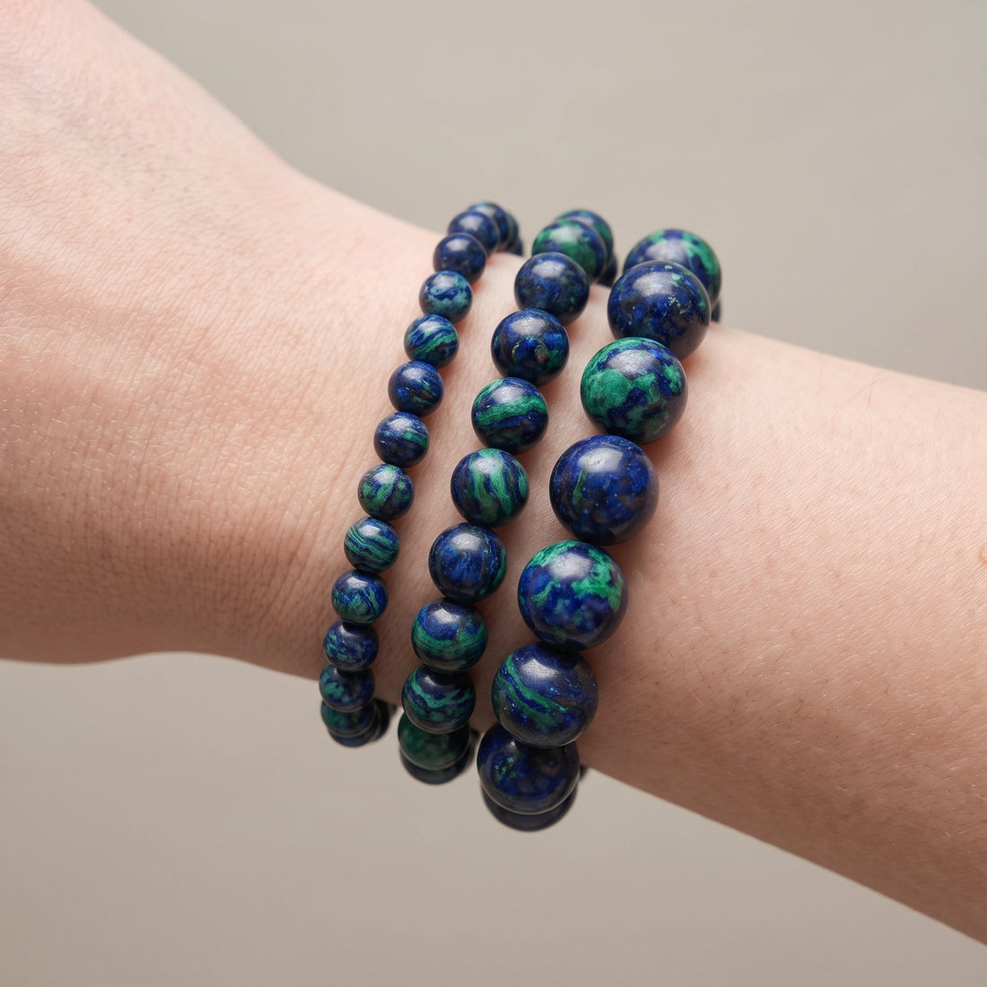 Trois bracelets en azurite de diamètres différents, portés ensemble au poignet - visuel provisoire