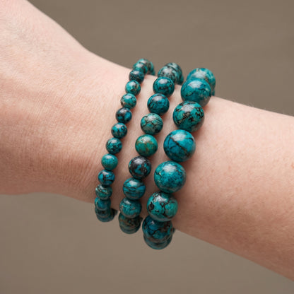 Trois bracelets en chrysocolle de diamètres différents, portés ensemble au poignet - visuel provisoire