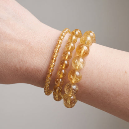 Trois bracelets en citrine de diamètres différents, portés ensemble au poignet - visuel provisoire
