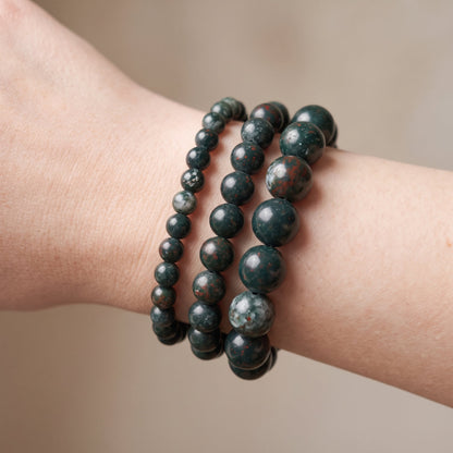 Trois bracelets en jaspe héliotrope de diamètres différents, portés ensemble au poignet - visuel provisoire