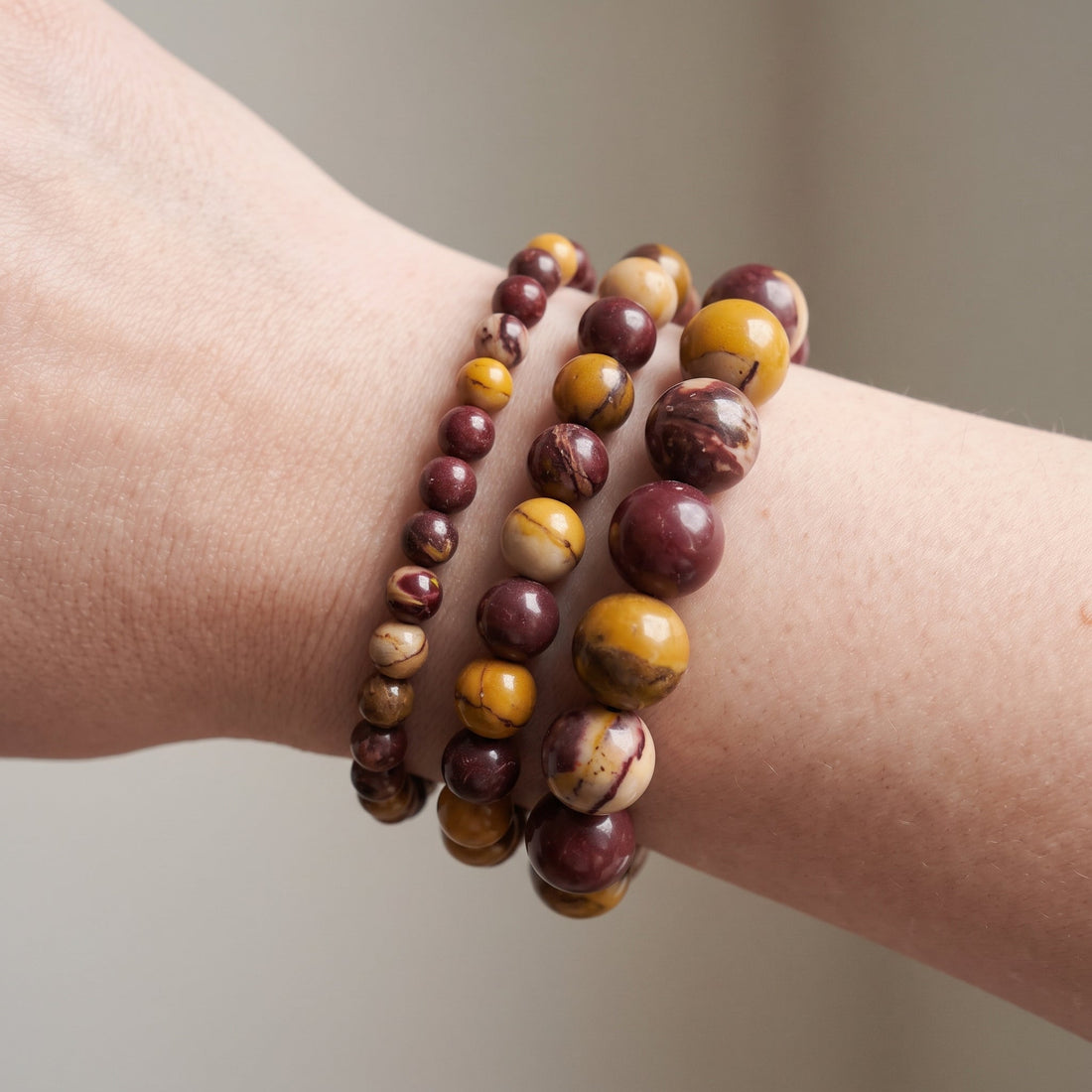 Trois bracelets en jaspe mokaïte de diamètres différents, portés ensemble au poignet - visuel provisoire