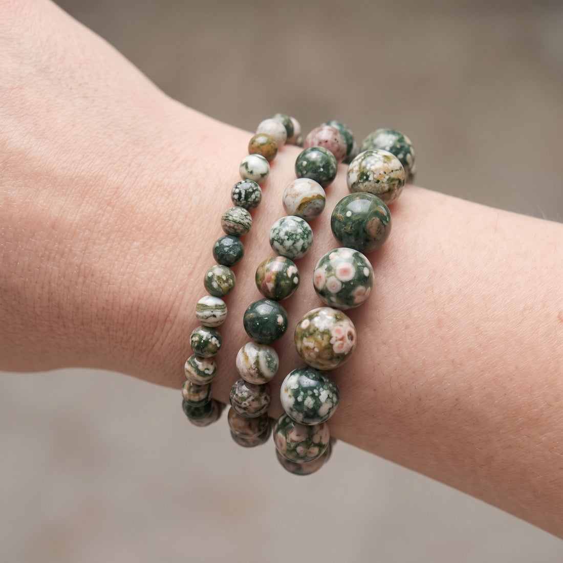 Trois bracelets en jaspe océan de diamètres différents, portés ensemble au poignet - visuel provisoire