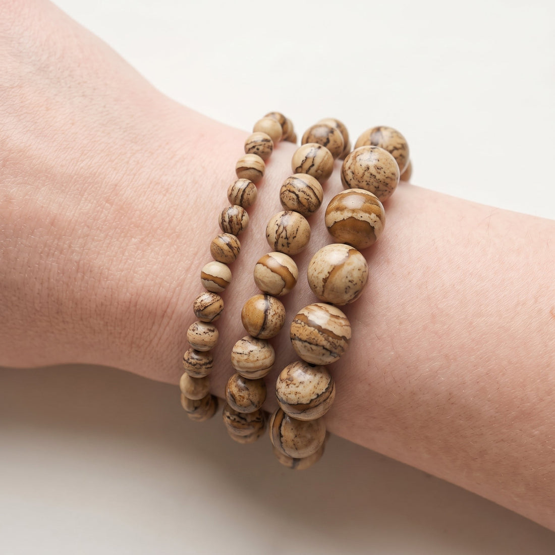 Trois bracelets en jaspe paysage de diamètres différents, portés ensemble au poignet - visuel provisoire