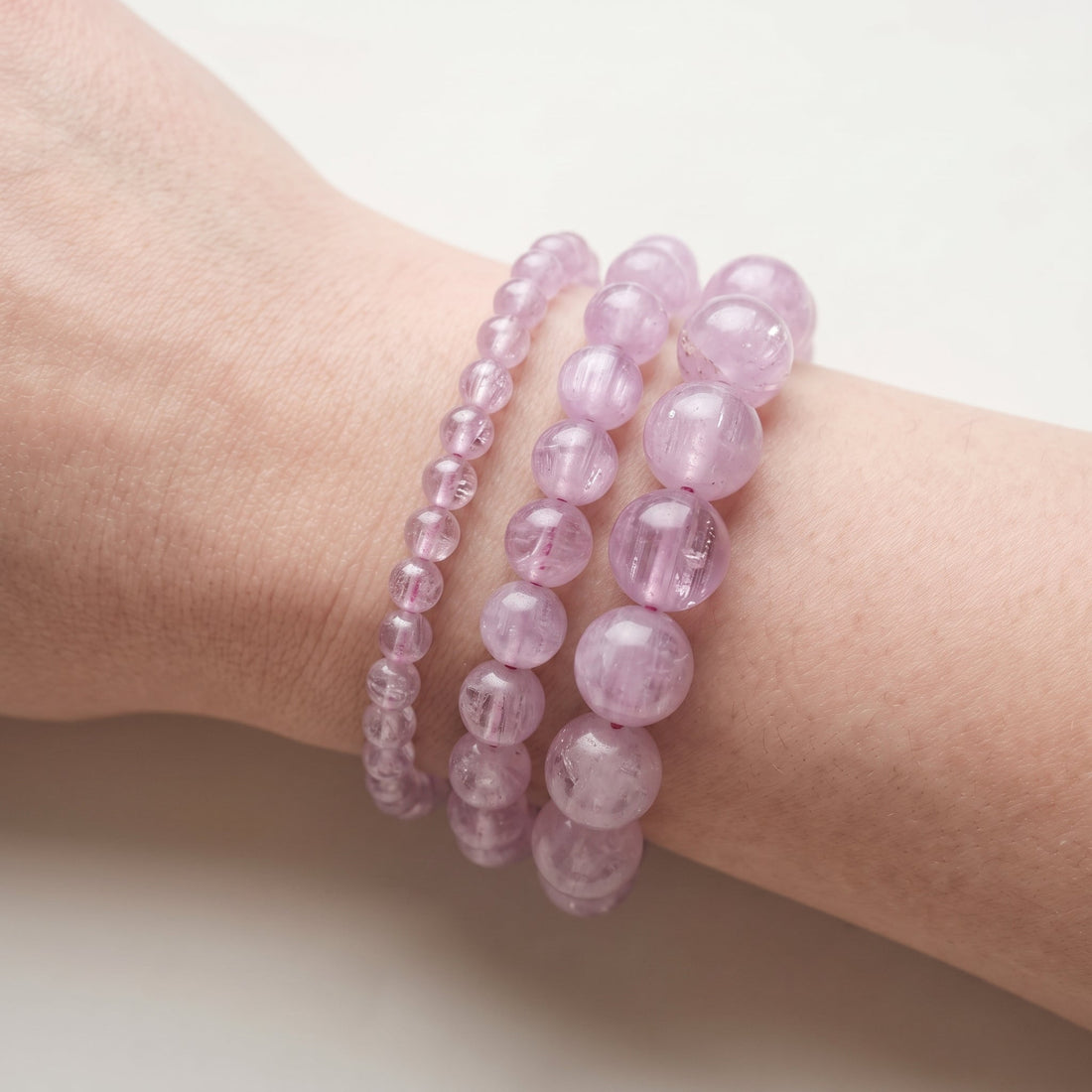 Trois bracelets en kunzite de diamètres différents, portés ensemble au poignet - visuel provisoire
