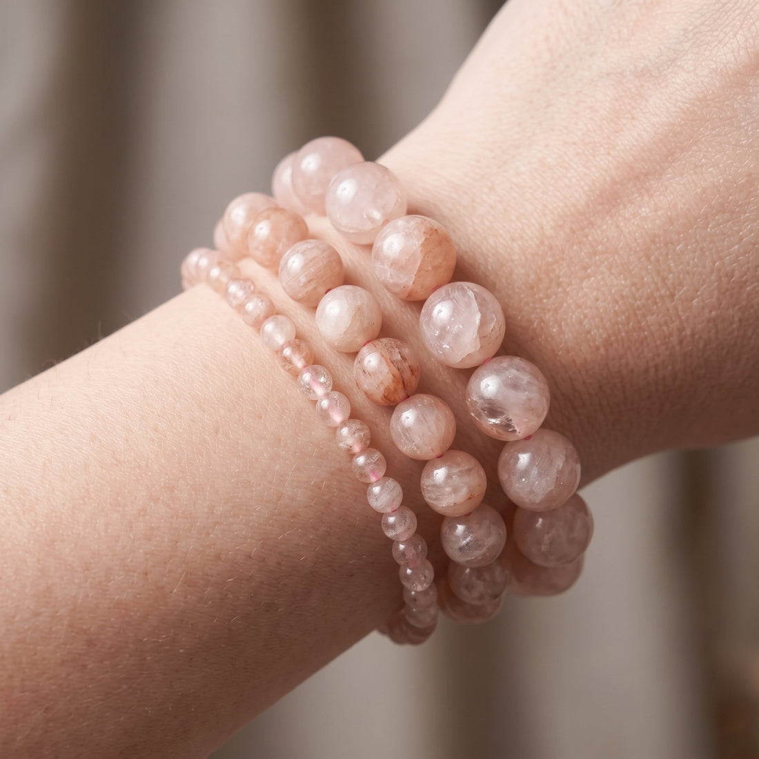 Trois bracelets en morganite de diamètres différents, portés ensemble au poignet - visuel provisoire