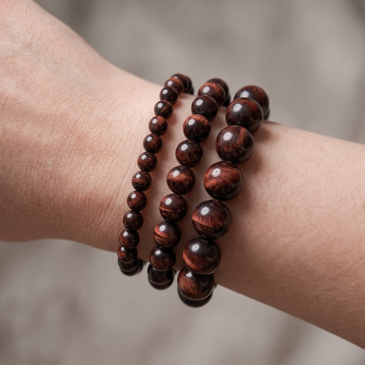 Trois bracelets en œil de taureau de diamètres différents, portés ensemble au poignet - visuel provisoire