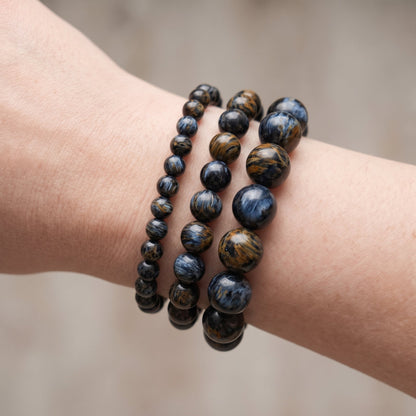 Trois bracelets en piétersite de diamètres différents, portés ensemble au poignet - visuel provisoire