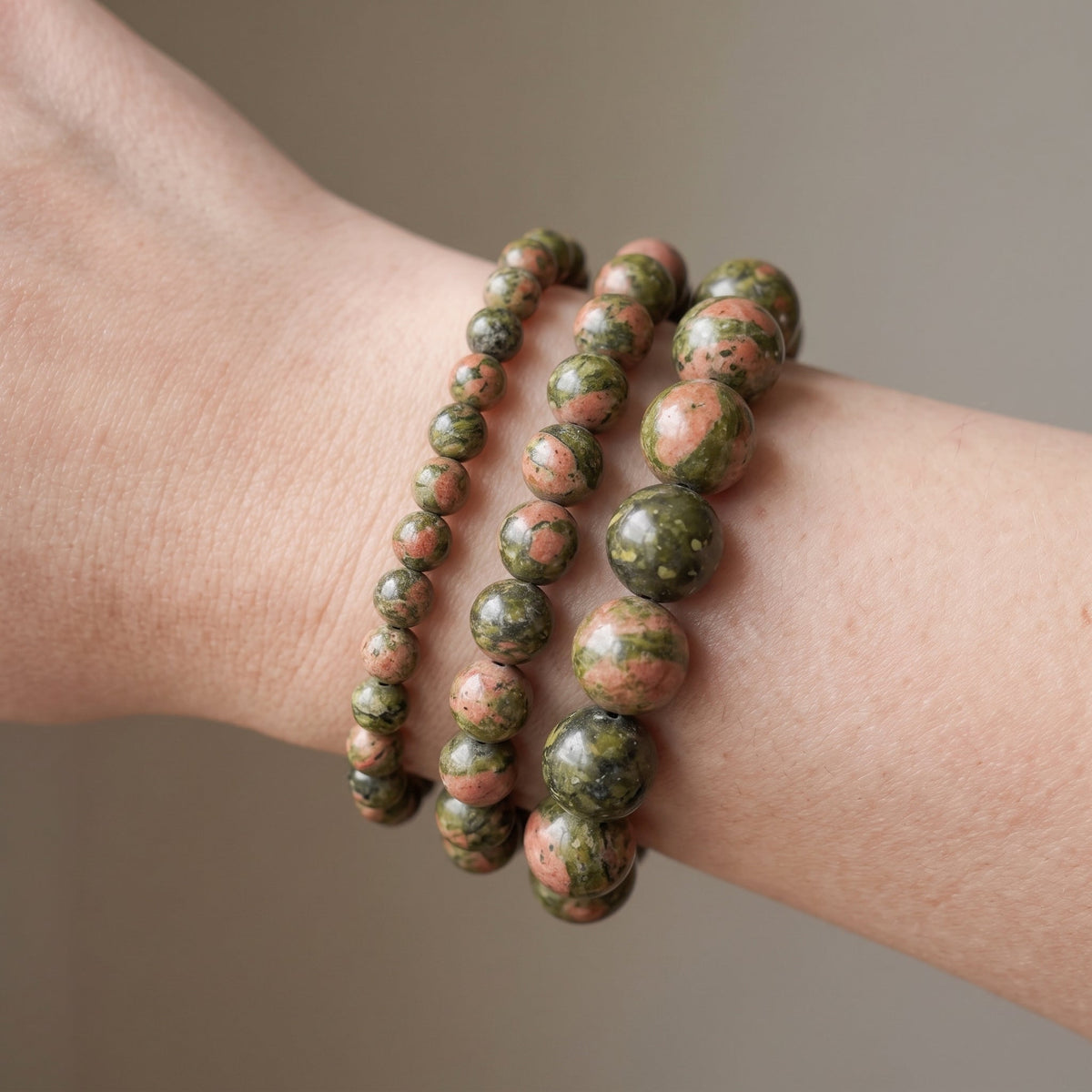 Trois bracelets en unakite de diamètres différents, portés ensemble au poignet - visuel provisoire