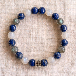Bracelet d'Alignement en lapis-lazuli, pierre de lune blanche et labradorite, vu de dessus sur du lin ivoire - visuel provisoire