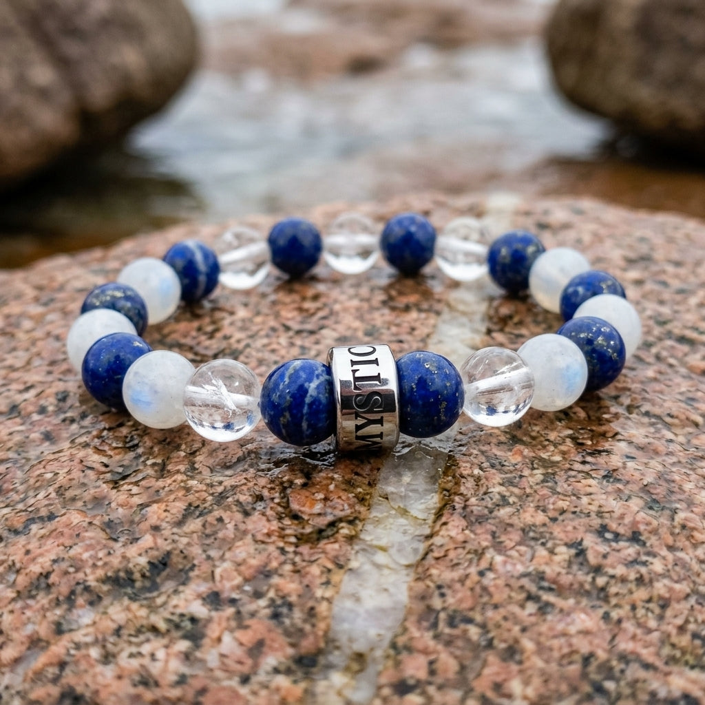 Bracelet La Boussole en lapis-lazuli, cristal de roche et pierre de lune blanche, pose sur du granit traverse d&