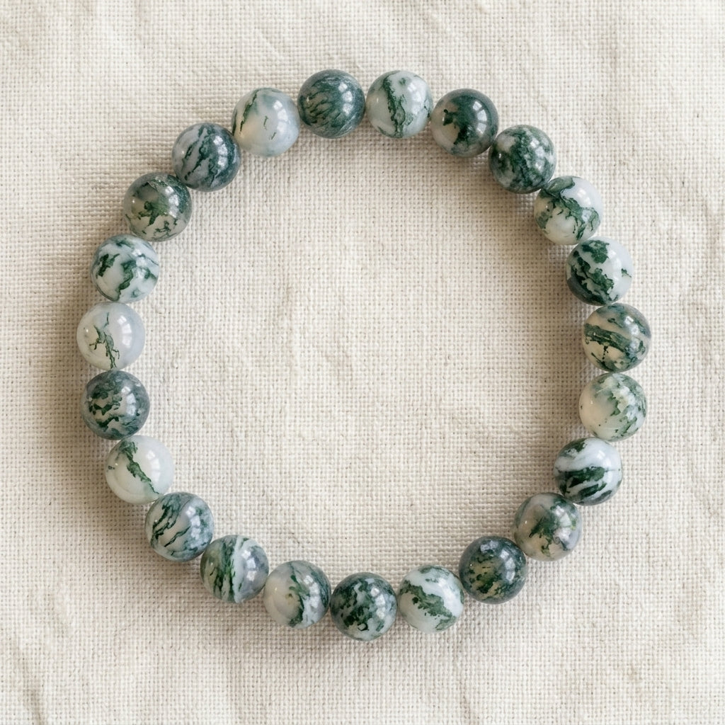 Bracelet en agate arbre : perles rondes de pierre naturelle de 8 mm sur elastique, sans interperle (variante temporaire), vu de dessus sur du lin ivoire - visuel provisoire
