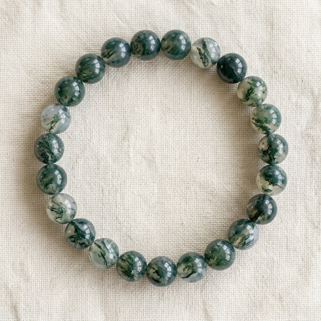 Bracelet en agate mousse : perles rondes de pierre naturelle de 8 mm sur elastique, sans interperle (variante temporaire), vu de dessus sur du lin ivoire - visuel provisoire