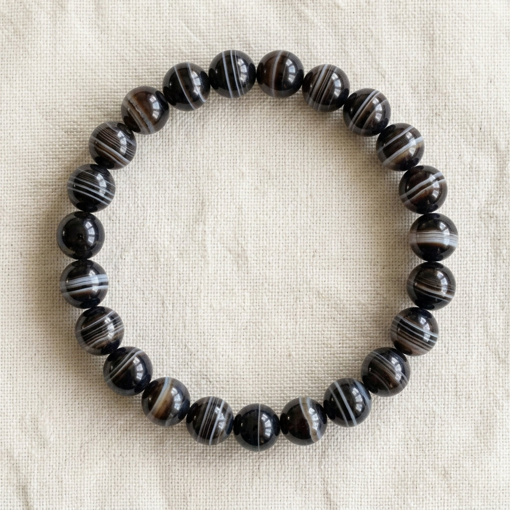 Bracelet en agate sardonyx : perles rondes de pierre naturelle de 8 mm sur elastique, sans interperle (variante temporaire), vu de dessus sur du lin ivoire - visuel provisoire
