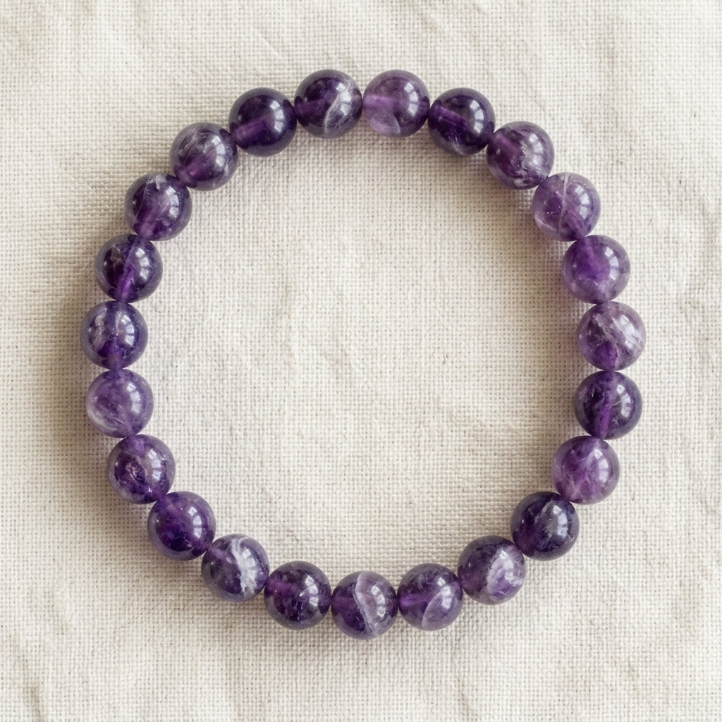 Bracelet en amethyste : perles rondes de pierre naturelle de 8 mm sur elastique, sans interperle (variante temporaire), vu de dessus sur du lin ivoire - visuel provisoire