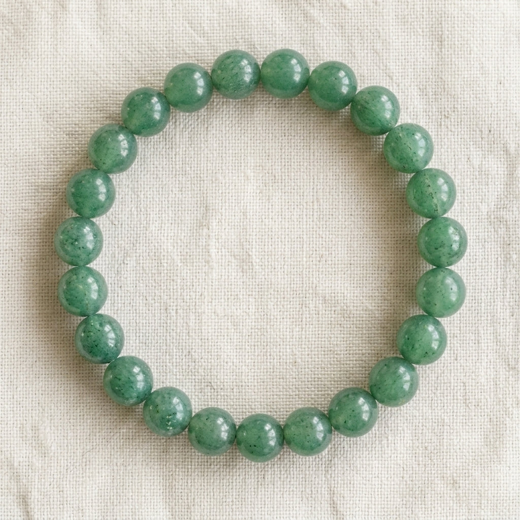Bracelet en aventurine verte : perles rondes de pierre naturelle de 8 mm sur elastique, sans interperle (variante temporaire), vu de dessus sur du lin ivoire - visuel provisoire