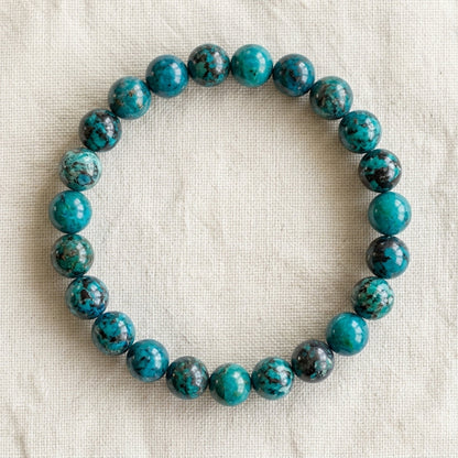 Bracelet en chrysocolle : perles rondes de pierre naturelle de 8 mm sur elastique, sans interperle (variante temporaire), vu de dessus sur du lin ivoire - visuel provisoire