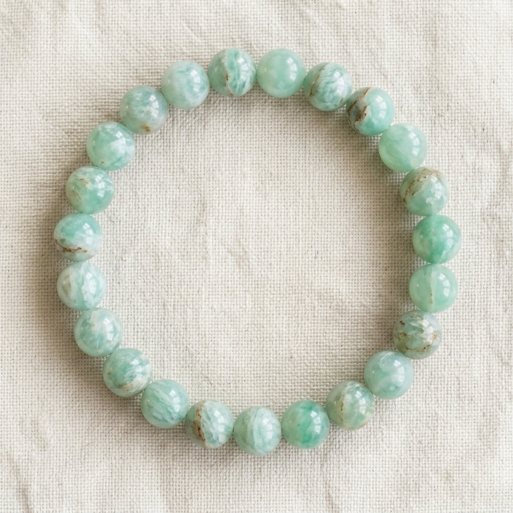 Bracelet en chrysoprase : perles rondes de pierre naturelle de 8 mm sur elastique, sans interperle (variante temporaire), vu de dessus sur du lin ivoire - visuel provisoire