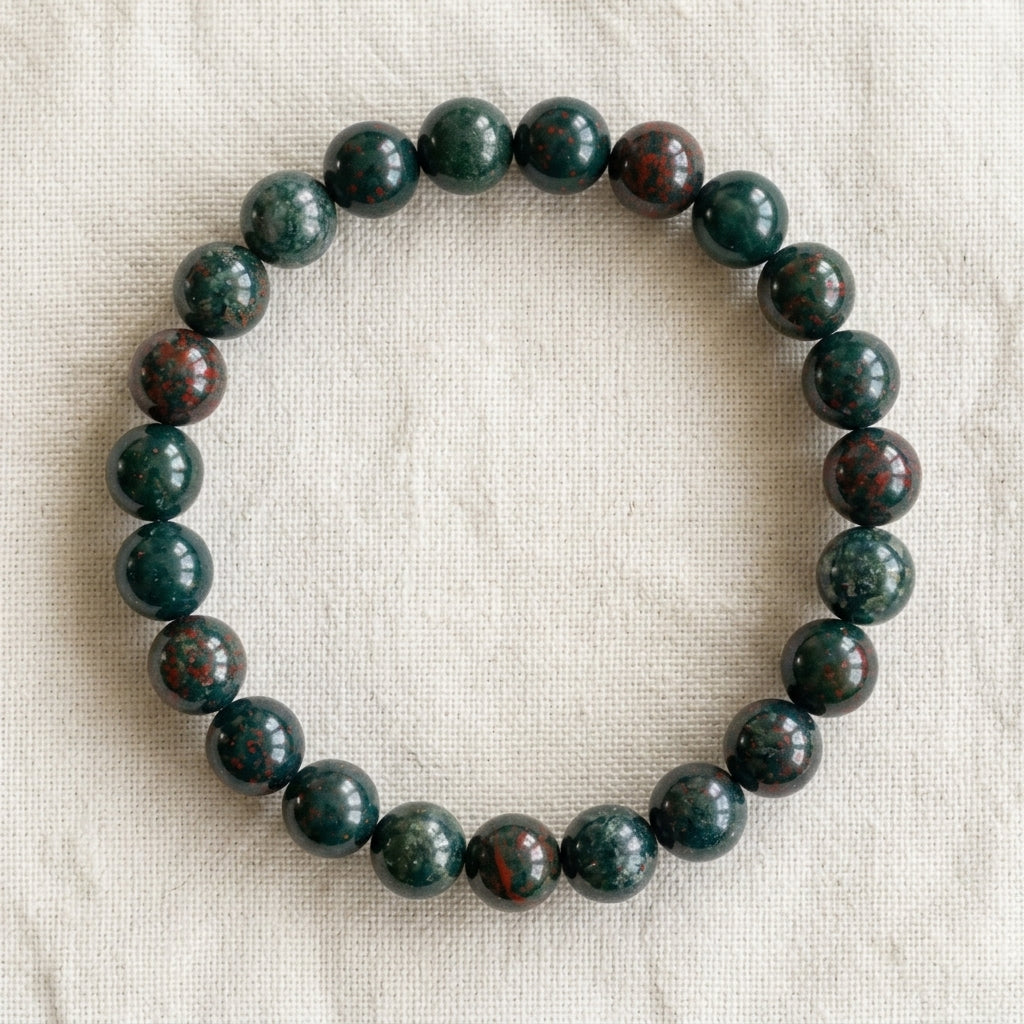 Bracelet en jaspe héliotrope : perles rondes de pierre naturelle de 8 mm sur elastique, sans interperle (variante temporaire), vu de dessus sur du lin ivoire - visuel provisoire