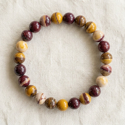 Bracelet en jaspe mokaïte : perles rondes de pierre naturelle de 8 mm sur elastique, sans interperle (variante temporaire), vu de dessus sur du lin ivoire - visuel provisoire