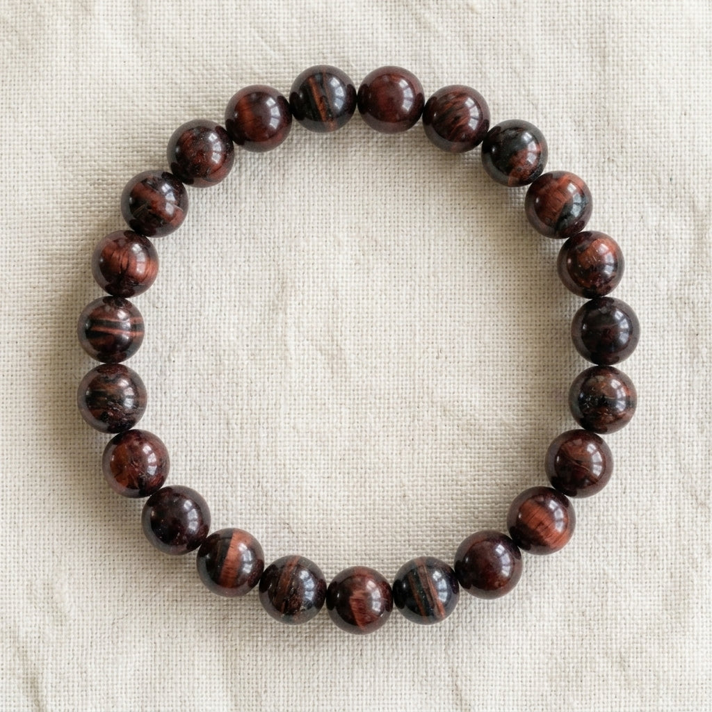 Bracelet en œil de taureau : perles rondes de pierre naturelle de 8 mm sur elastique, sans interperle (variante temporaire), vu de dessus sur du lin ivoire - visuel provisoire