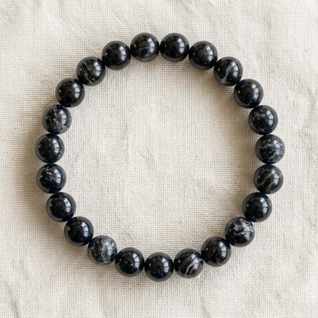 Bracelet en onyx : perles rondes de pierre naturelle de 8 mm sur elastique, sans interperle (variante temporaire), vu de dessus sur du lin ivoire - visuel provisoire