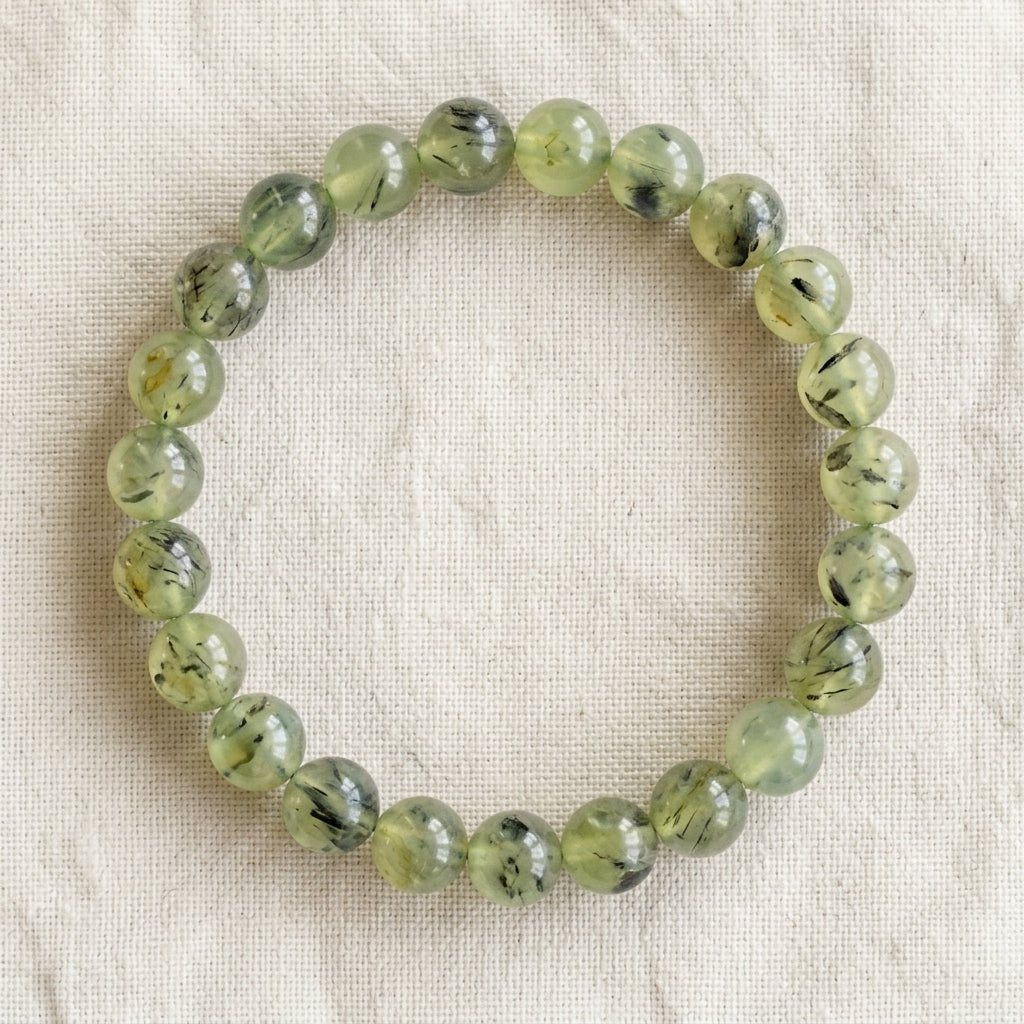 Bracelet en préhnite : perles rondes de pierre naturelle de 8 mm sur elastique, sans interperle (variante temporaire), vu de dessus sur du lin ivoire - visuel provisoire