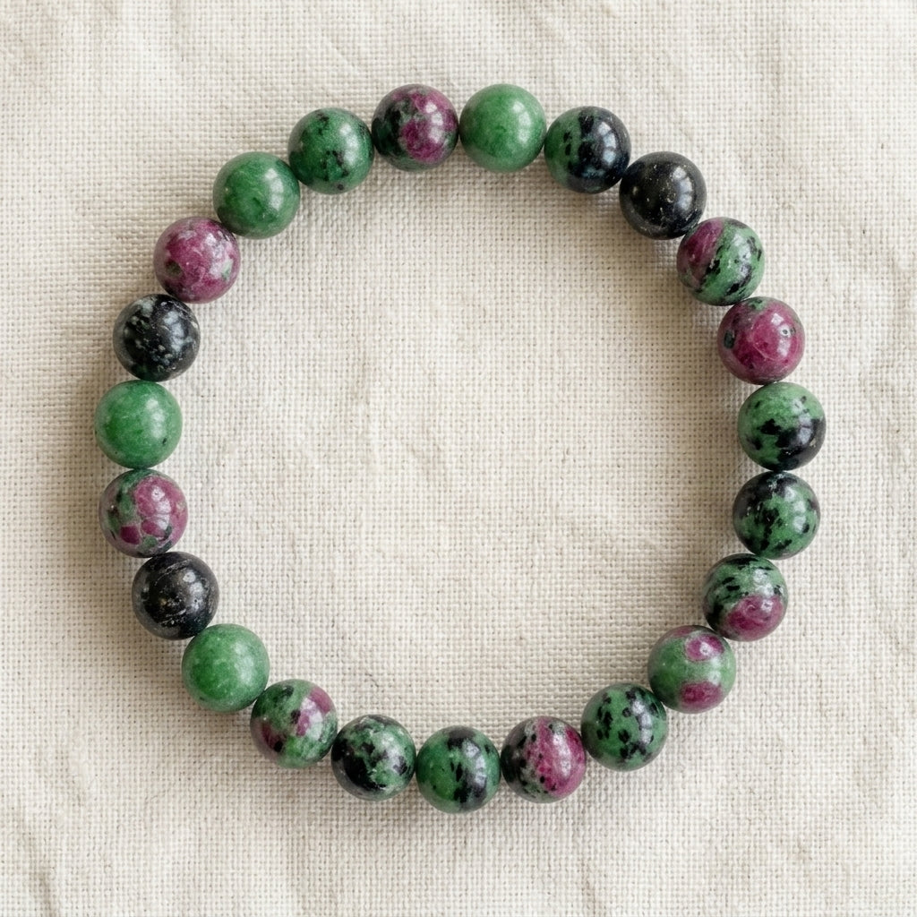Bracelet en rubis zoïsite : perles rondes de pierre naturelle de 8 mm sur elastique, sans interperle (variante temporaire), vu de dessus sur du lin ivoire - visuel provisoire