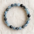 Bracelet en aigue marine tourmaline : perles rondes de pierre naturelle de 8 mm sur elastique, sans interperle (variante temporaire), vu de dessus sur du lin ivoire - visuel provisoire