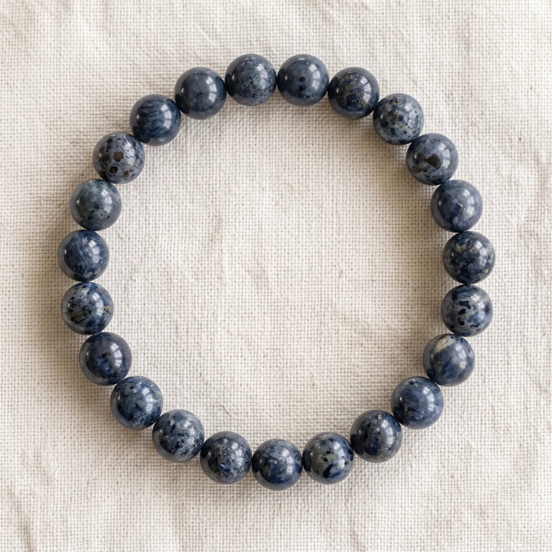 Bracelet en jaspe bleu : perles rondes de pierre naturelle de 8 mm sur elastique, sans interperle (variante temporaire), vu de dessus sur du lin ivoire - visuel provisoire