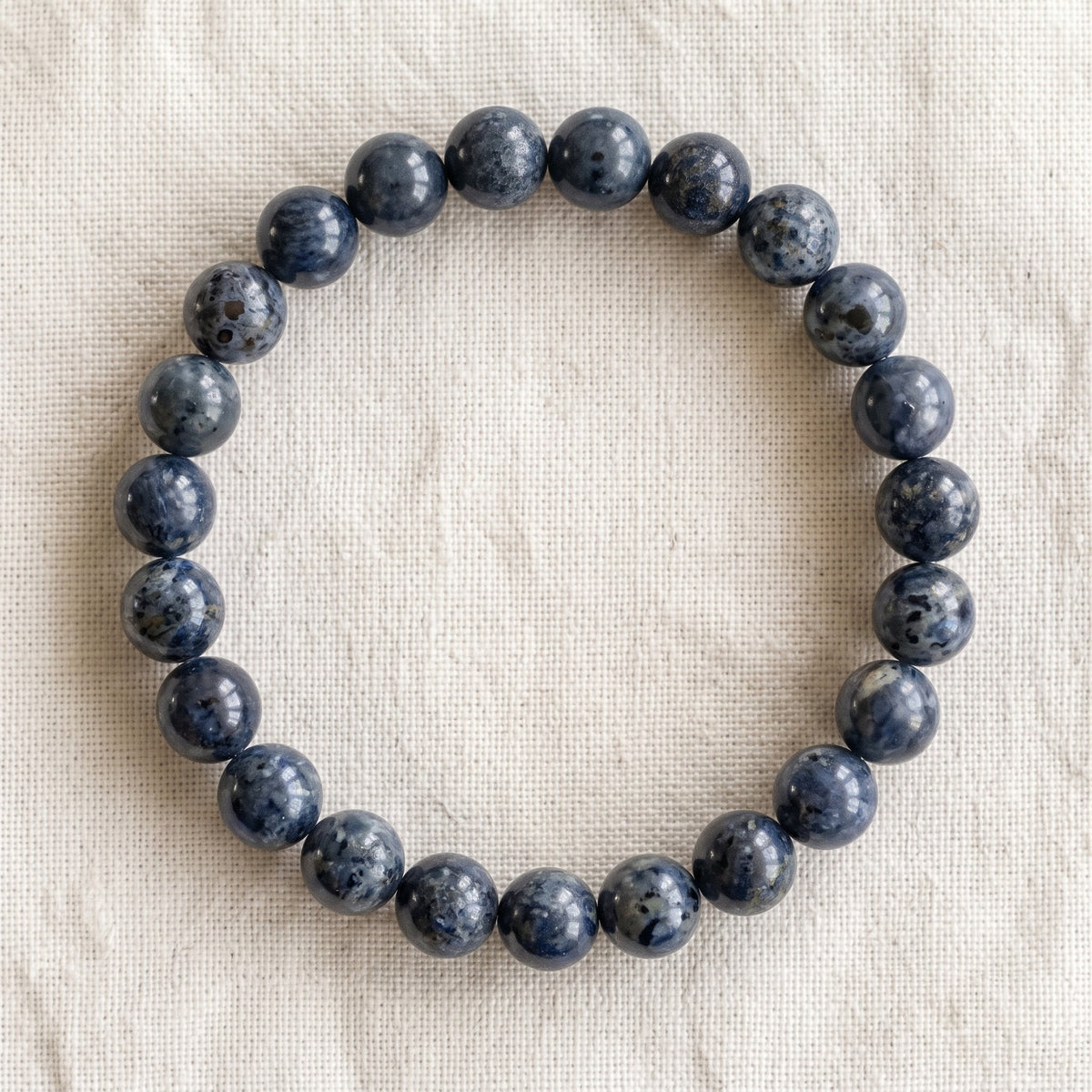 Bracelet en jaspe bleu : perles rondes de pierre naturelle de 8 mm sur elastique, sans interperle (variante temporaire), vu de dessus sur du lin ivoire - visuel provisoire