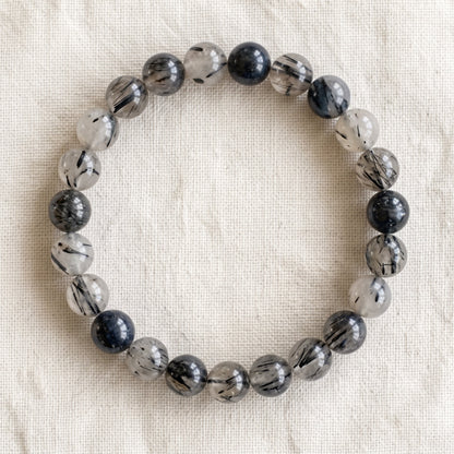 Bracelet en quartz tourmaline : perles rondes de pierre naturelle de 8 mm sur elastique, sans interperle (variante temporaire), vu de dessus sur du lin ivoire - visuel provisoire