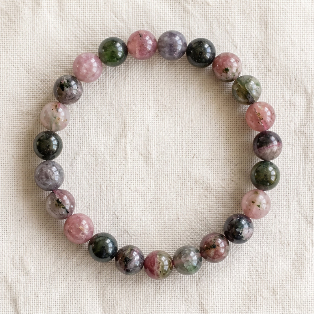 Bracelet en tourmaline multicolore : perles rondes de pierre naturelle de 8 mm sur elastique, sans interperle (variante temporaire), vu de dessus sur du lin ivoire - visuel provisoire