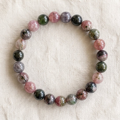 Bracelet en tourmaline multicolore : perles rondes de pierre naturelle de 8 mm sur elastique, sans interperle (variante temporaire), vu de dessus sur du lin ivoire - visuel provisoire
